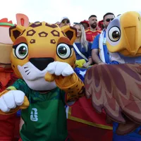 Policiais no Peru usam disfarce de mascotes da Copa