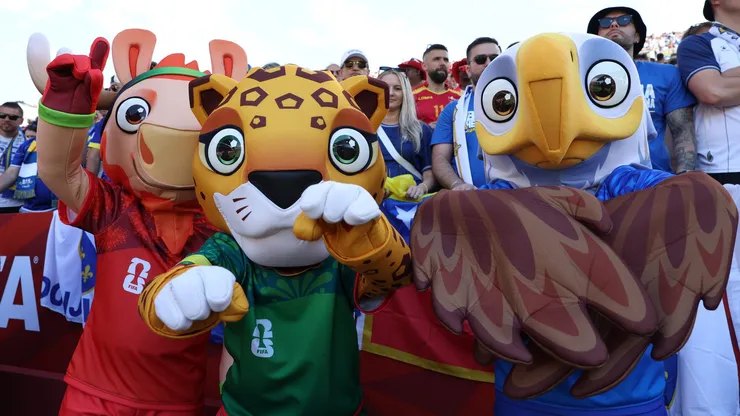 Policiais usam disfarce de mascotes da Copa do Mundo no Peru. Foto: Charlotte Wilson/Getty Images