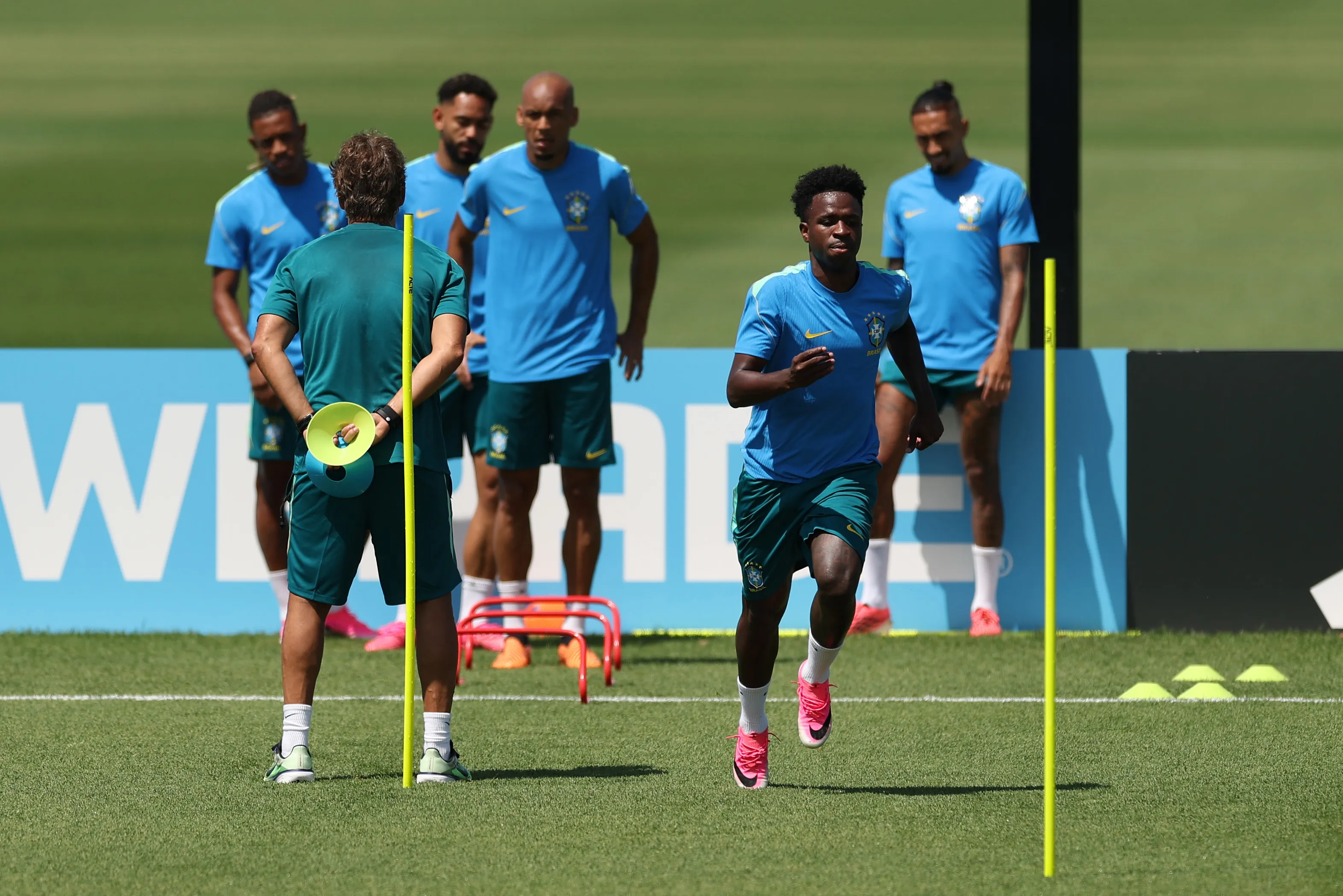 Jogadores da Seleção Brasileira durante treino – Foto: Darrian Traynor/Getty Images.