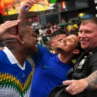 Times Square é transformada em 'bloco de rua' pelos brasileiros