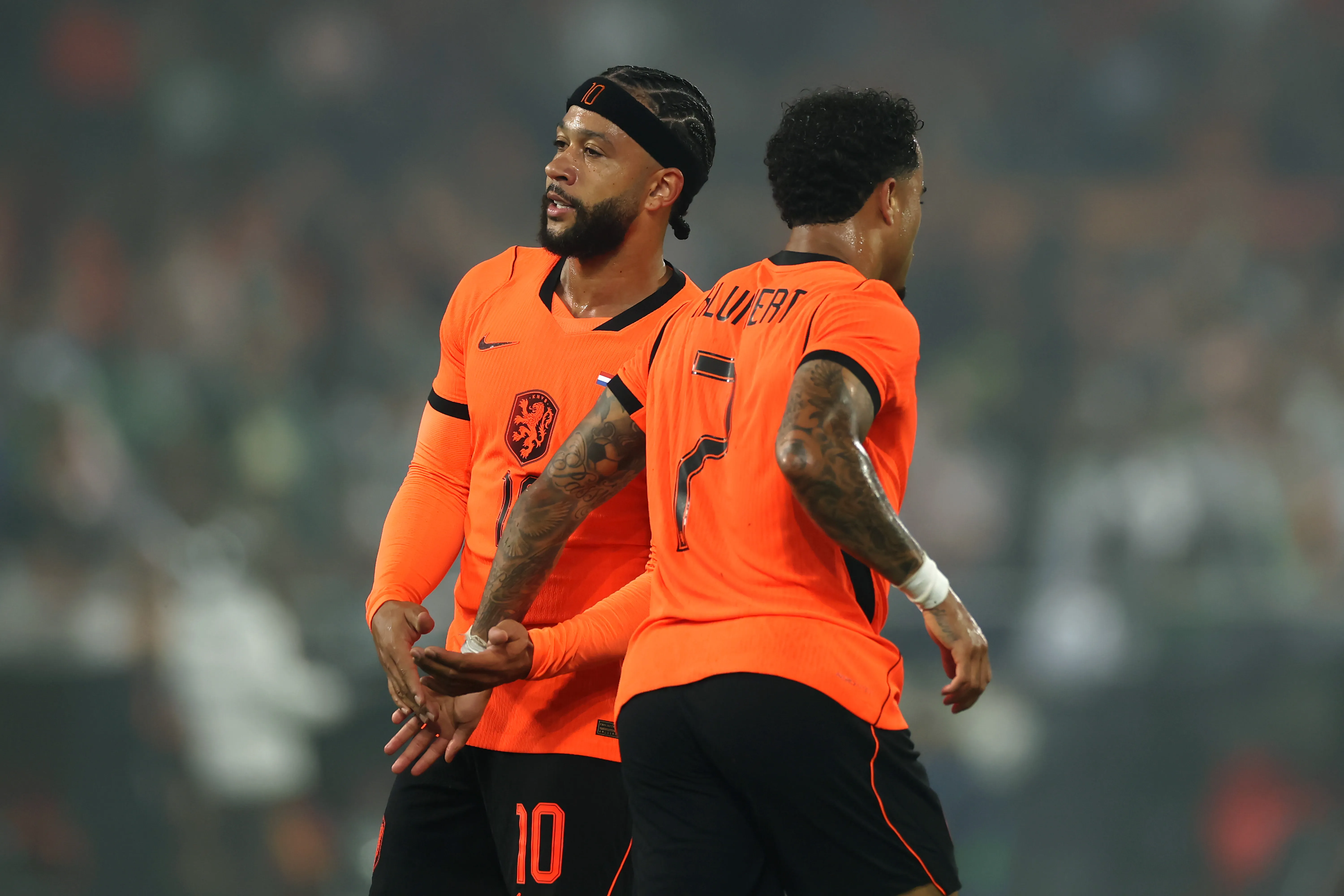 ROTTERDAM, NETHERLANDS – JUNE 03: Justin Kluivert and Memphis Depay of Netherlands speak during the international friendly match between Netherlands and Algeria at De Kuip on June 03, 2026 in Rotterdam, Netherlands. (Photo by Dean Mouhtaropoulos/Getty Images)