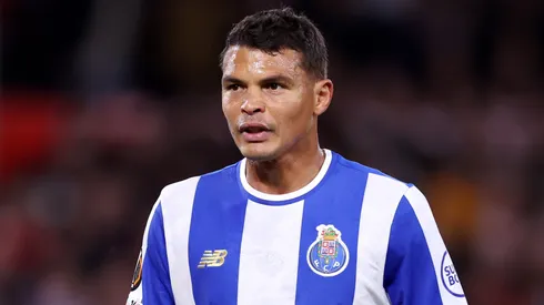 Thiago Silva, do FC Porto, observa durante a partida de volta das quartas de final da UEFA Europa League 2025/26 entre Nottingham Forest FC e FC Porto no City Ground, em 16 de abril de 2026, em Nottingham, Inglaterra. (Foto de Alex Livesey/Getty Images)