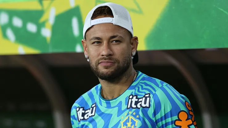 Neymar Jr. fica perfilado para o hino nacional antes da partida amistosa internacional entre Brasil e Panamá no Estádio do Maracanã, em 31 de maio de 2026, no Rio de Janeiro, Brasil. (Foto de Wagner Meier/Getty Images)