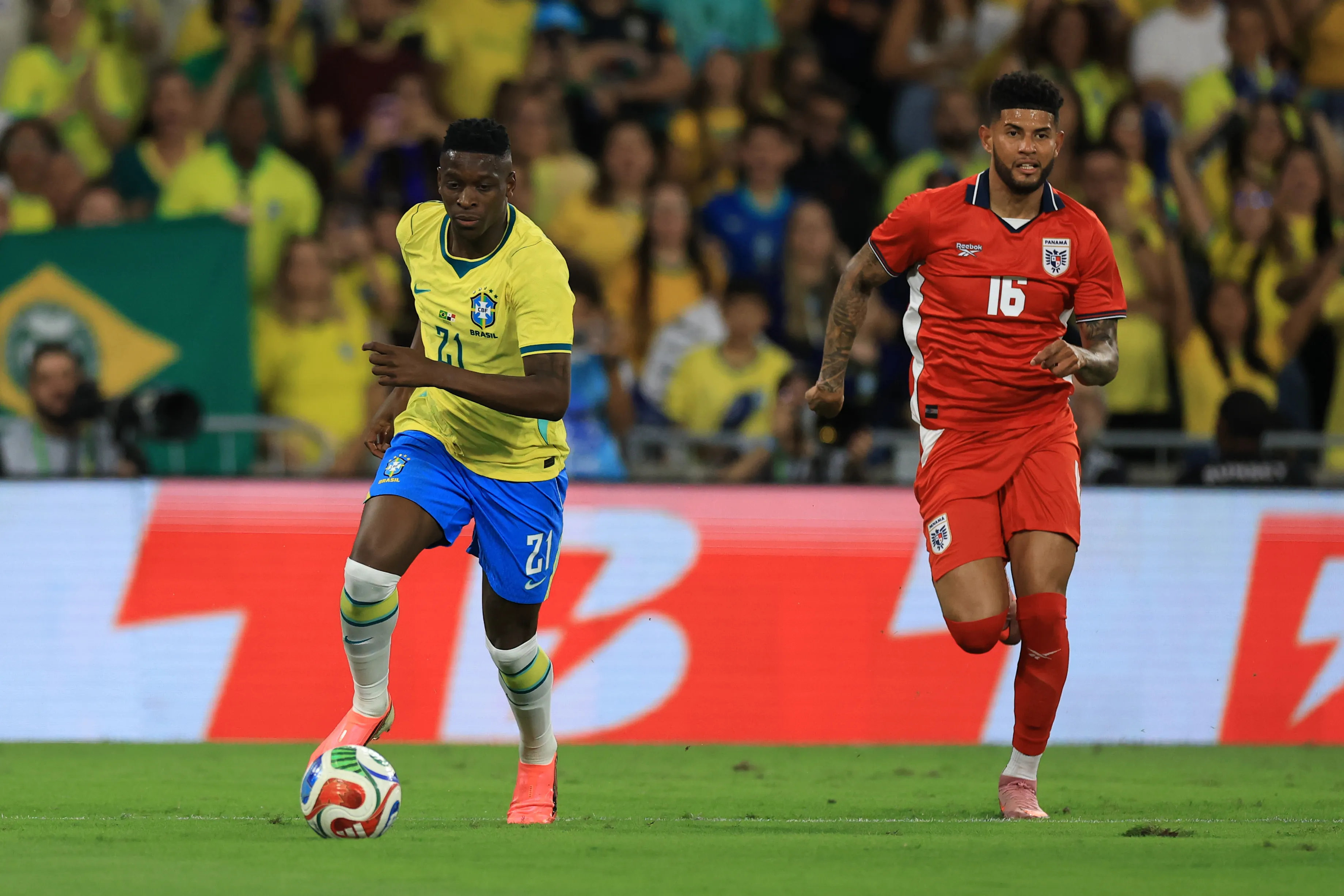 RIO DE JANEIRO, BRAZIL – MAY 31: Luiz Henrique of Brazil controls the ball against Andrés Andrade of Panama during the international friendly match between Brazil and Panama at Maracana Stadium on May 31, 2026 in Rio de Janeiro, Brazil. (Photo by Buda Mendes/Getty Images)