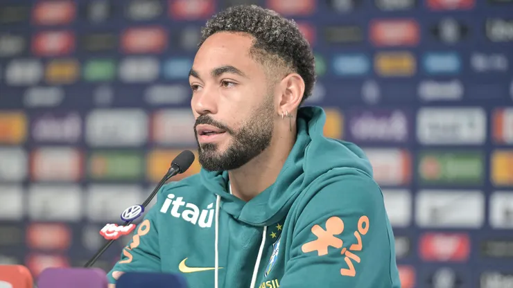 Matheus Cunha durante entrevista coletiva.