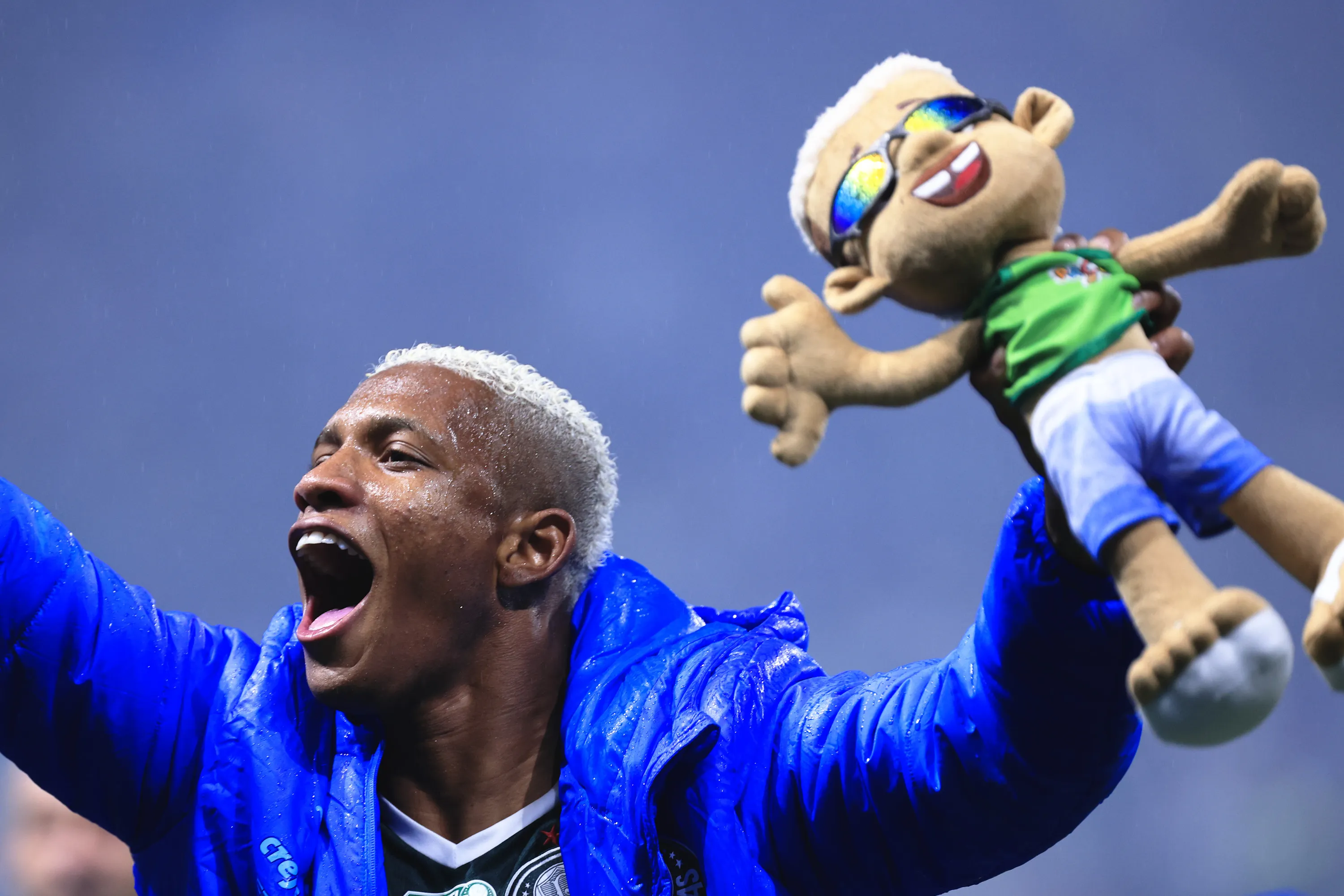 Danilo Jcomemora titulo de campeao do Palmeiras apos partida contra o Fortaleza no estadio Arena Allianz Parque pela decisao do campeonato Brasileiro A 2022. Foto: Ettore Chiereguini/AGIF