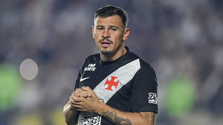 Hugo Moura jogador do Vasco durante partida contra o Athletico-PR no estadio Sao Januario pelo campeonato Brasileiro A 2026. Foto: Thiago Ribeiro/AGIF