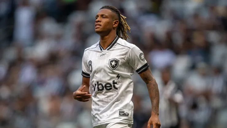 Danilo jogador do Botafogo durante partida contra o Atletico-MG no estadio Arena MRV pelo campeonato Brasileiro A 2026. Foto: Fernando Moreno/AGIF