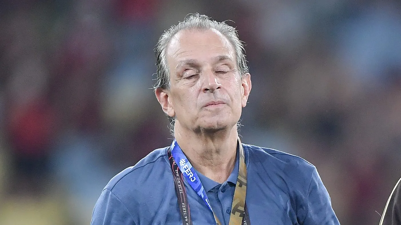 Leonardo Jardim, Bap e Boto dirigentes do Flamengo levanta a taca de campeao durante cerimonia de premiacao ao final da partida contra o Fluminense no estadio Maracana pela decisao do campeonato Carioca 2026. Foto: Thiago Ribeiro/AGIF