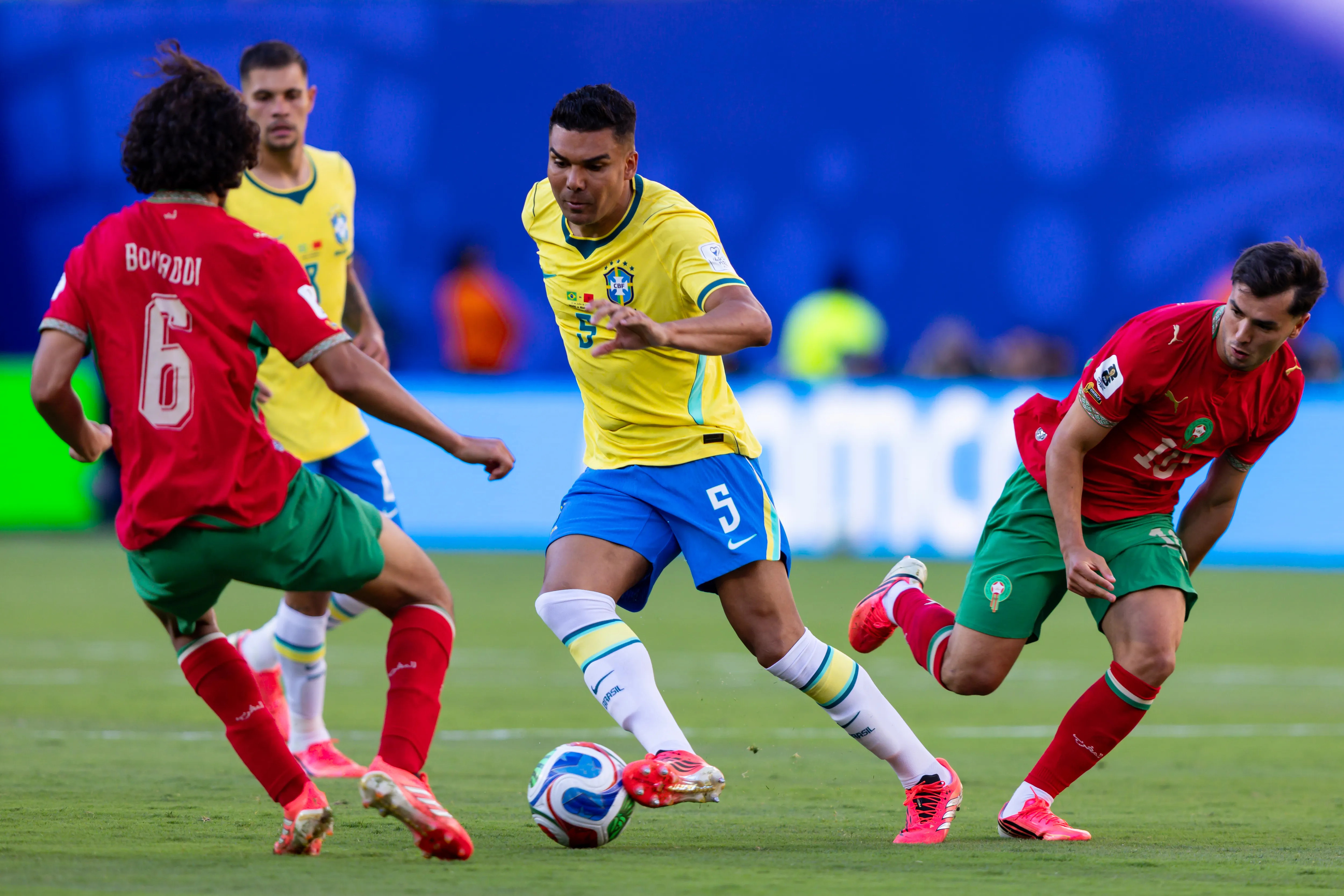 ESTADOS UNIDOS – NOVA JERSEY – 13/06/2026 – COPA DO MUNDO 2026, BRASIL X MARROCOS – Casemiro jogador do Brasil disputa lance com Bouaddi jogador do Marrocos durante partida no estadio MetLife Stadium pelo campeonato Copa Do Mundo 2026. Foto: Rodolfo Buhrer/AGIF