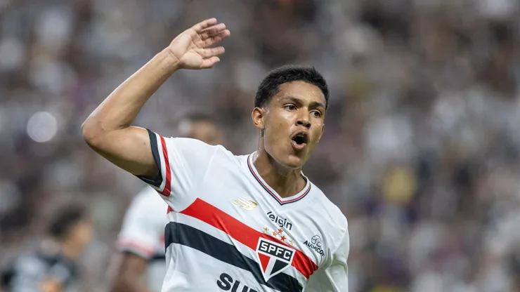 [Ryan Francisco] jogador do Sao Paulo comemora seu gol durante partida contra o Ceara no estadio Arena Castelao pelo campeonato Brasileiro A 2025. Foto: Baggio Rodrigues/AGIF