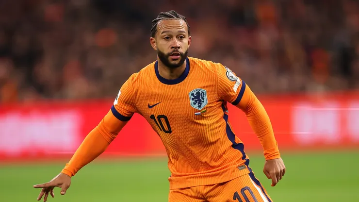 Memphis Depay, da Holanda, em ação durante a partida das Eliminatórias para a Copa do Mundo da FIFA 2026 entre Holanda e Lituânia na Johan Cruijff Arena, em 17 de novembro de 2025, em Amsterdã, Holanda. (Foto de Dean Mouhtaropoulos/Getty Images)