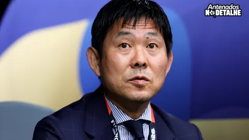 Hajime Moriyasu, técnico da seleção japonesa, observa a partida entre Holanda e Japão, válida pelo Grupo F da Copa do Mundo da FIFA 2026, no Estádio de Dallas, em Arlington, Texas, em 14 de junho de 2026. (Foto de Charlotte Wilson/Getty Images)