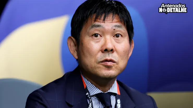 Hajime Moriyasu, técnico da seleção japonesa, observa a partida entre Holanda e Japão, válida pelo Grupo F da Copa do Mundo da FIFA 2026, no Estádio de Dallas, em Arlington, Texas, em 14 de junho de 2026. (Foto de Charlotte Wilson/Getty Images)