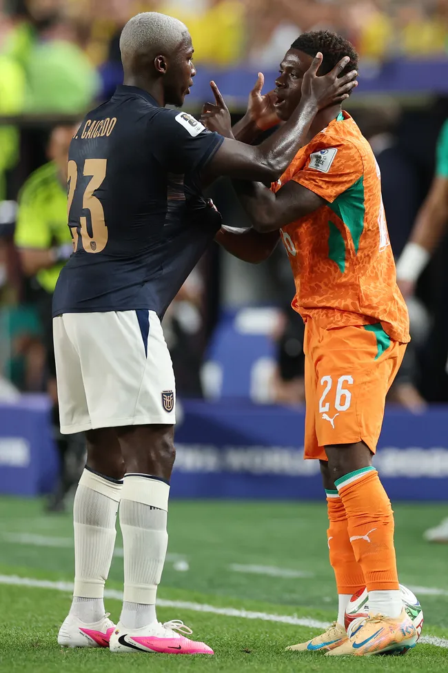 Caicedo se desculpa e abraça adversário em duelo da Copa do Mundo. Foto: Dan Mullan/Getty Images