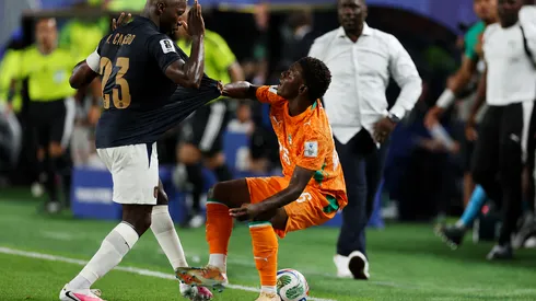 Caicedo e Oulaï protagonizam cena de fair play curiosa na Copa do Mundo. Foto: Dan Mullan/Getty Images