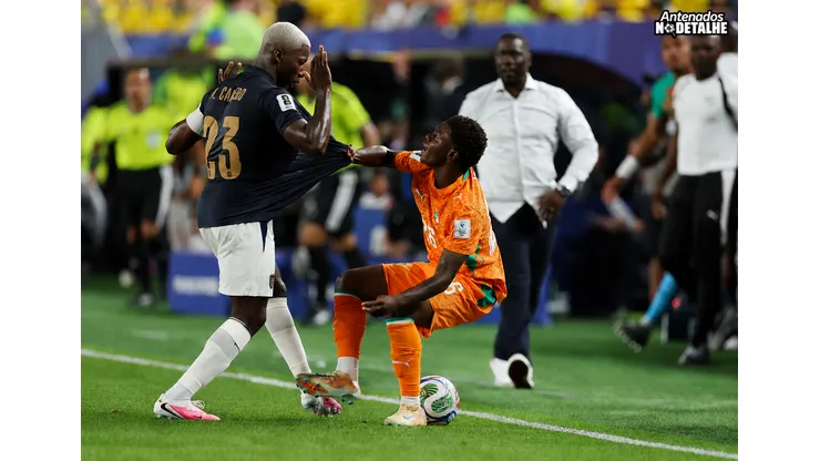 Caicedo e Oulaï protagonizam cena de fair play curiosa na Copa do Mundo. Foto: Dan Mullan/Getty Images