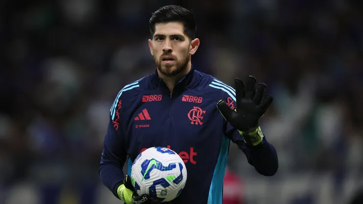 Rossi jogador do Flamengo durante aquecimento antes da partida contra o Cruzeiro no estadio Mineirão pelo campeonato Brasileiro A 2025. Foto: Gilson Lobo/AGIF