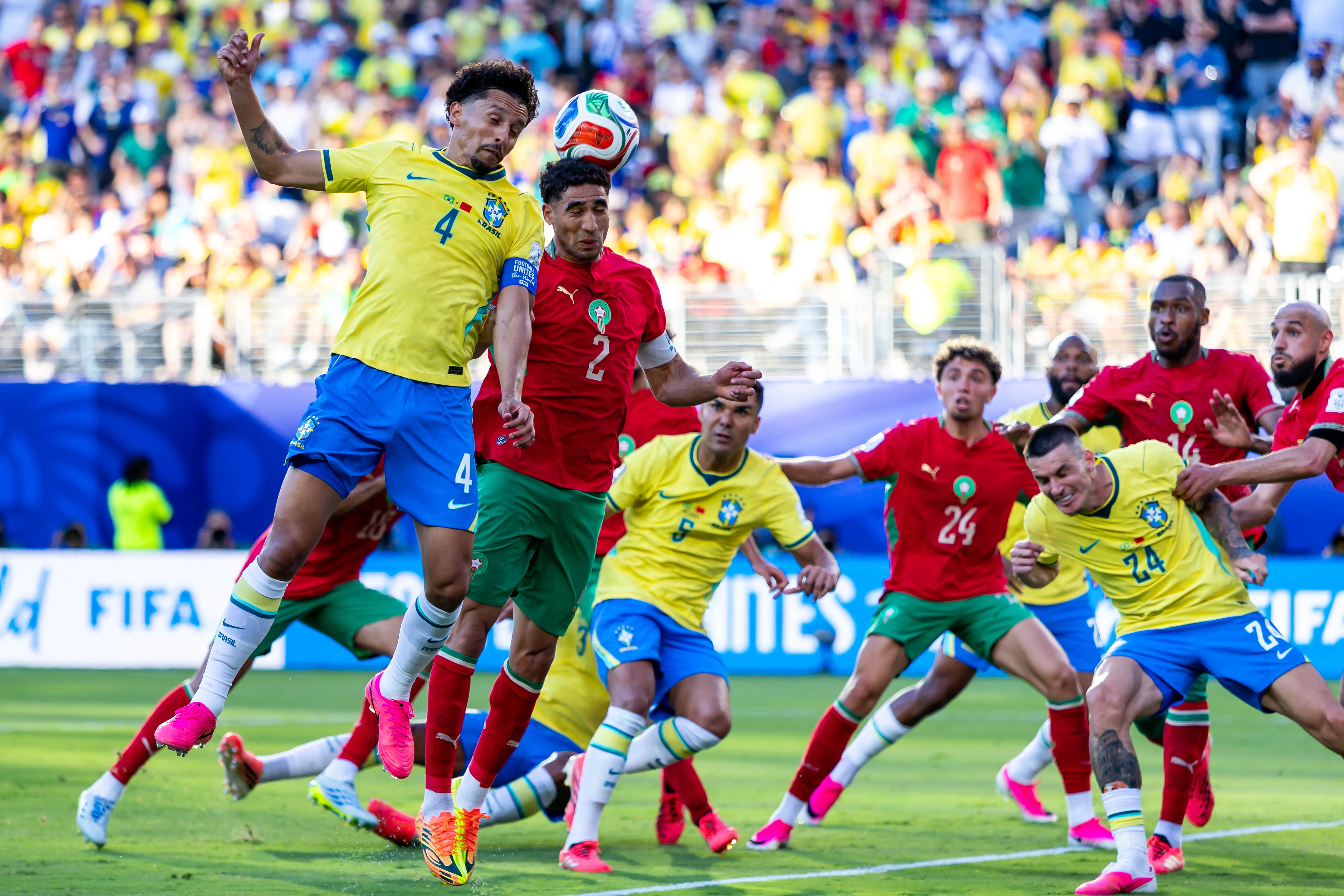 Marquinhos jogador do Brasil disputa lance com Hakimi jogador do Marrocos durante partida no estadio MetLife Stadium pelo campeonato Copa Do Mundo 2026. Foto: Rodolfo Buhrer/AGIF