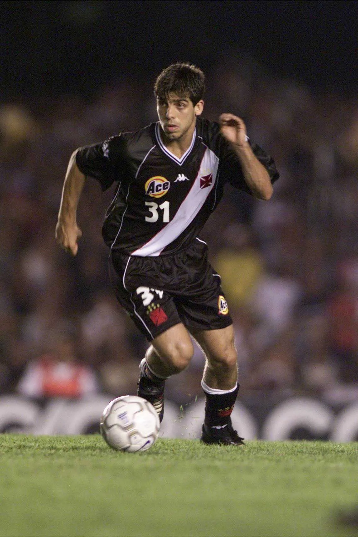 Juninho Pernambucano durante partida entre Flamengo e Vasco em 2000. Mandatory Credit: Allsport/ALLSPORT