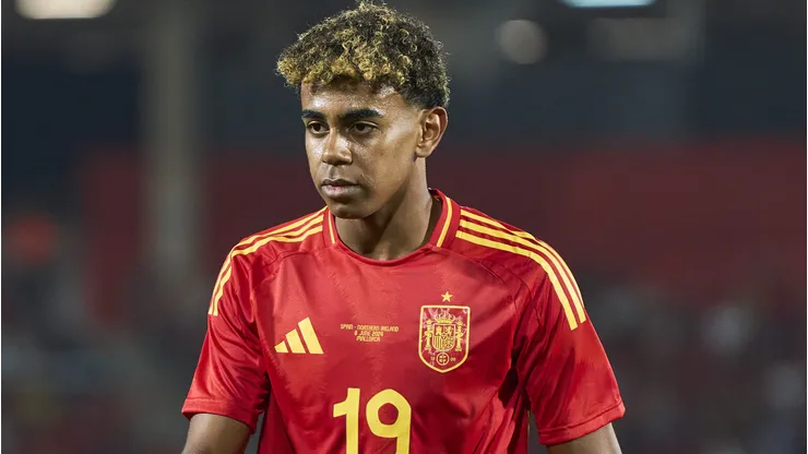 Lamine Yamal durante amistoso da Espanha.