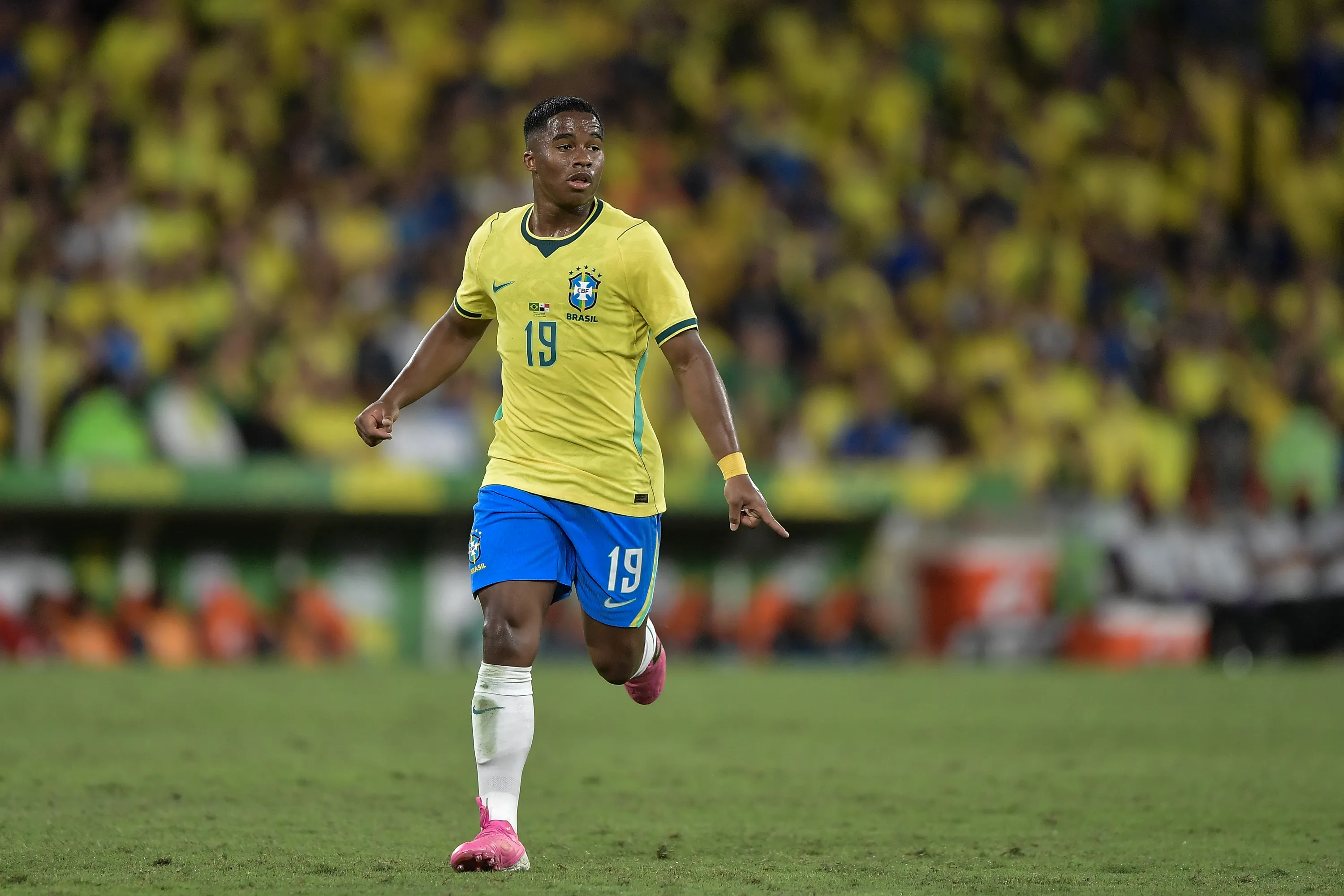 Endrick durante partida contra o Panamá no Maracanã. Foto: Thiago Ribeiro/AGIF.