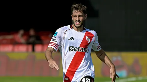 Aqui está a tradução, mantendo o padrão de crédito da imagem: Matías Viña, do River Plate, corre com a bola durante a partida do Torneo Apertura Mercado Libre 2026 entre Barracas Central e River Plate no estádio Claudio "Chiqui" Tapia, em 24 de janeiro de 2026, em Buenos Aires, Argentina. (Foto de Marcelo Endelli/Getty Images)
