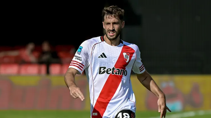 Aqui está a tradução, mantendo o padrão de crédito da imagem: Matías Viña, do River Plate, corre com a bola durante a partida do Torneo Apertura Mercado Libre 2026 entre Barracas Central e River Plate no estádio Claudio "Chiqui" Tapia, em 24 de janeiro de 2026, em Buenos Aires, Argentina. (Foto de Marcelo Endelli/Getty Images)