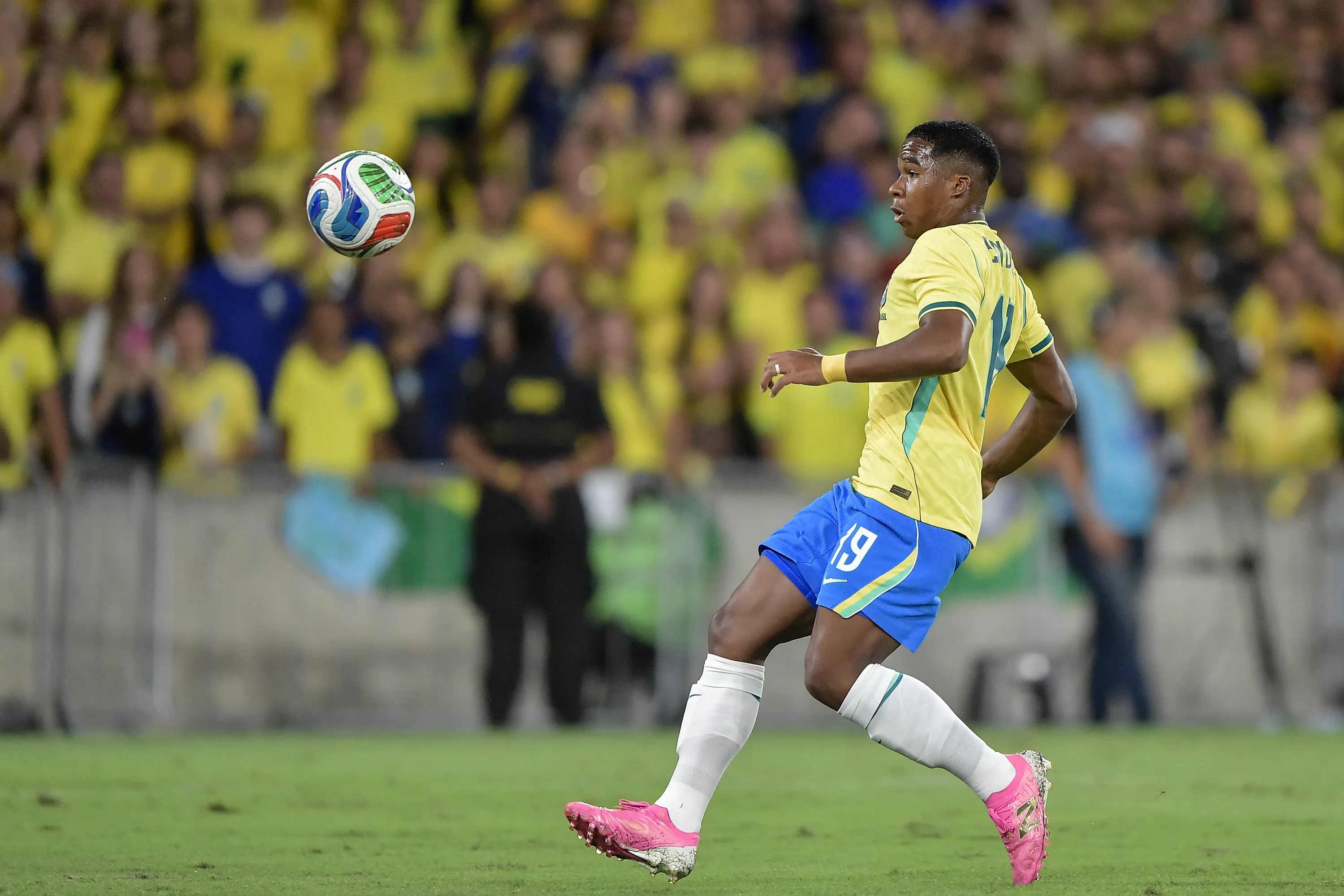 Endrick atuando na Seleção Brasileira – Foto: Thiago Ribeiro/AGIF