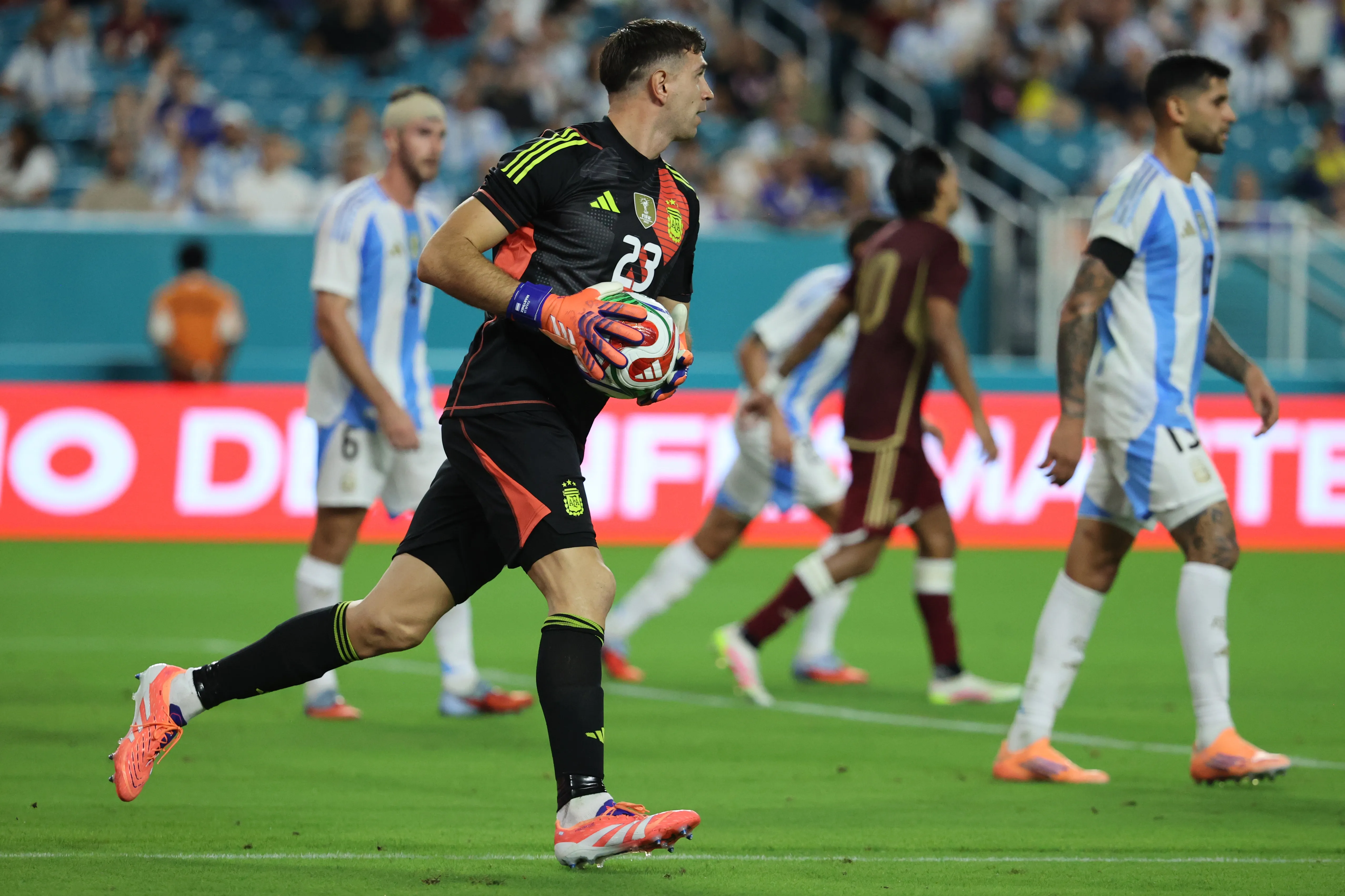 Dibu Martínez atuando na Seleção da Argentina – (Photo by Leonardo Fernandez/Getty Images)