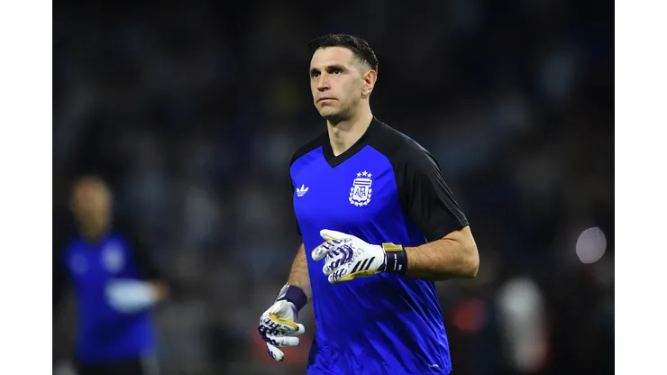 BUENOS AIRES, ARGENTINA - MARCH 27: Emiliano Martínez of Argentina warms up prior to the international friendly match between Argentina and Mauritania at Estadio Alberto J. Armando on March 27, 2026 in Buenos Aires, Argentina. (Photo by Marcelo Endelli/Getty Images)