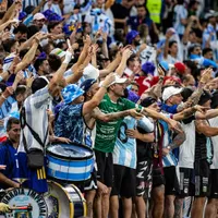 Argentinos param Times Square antes da estreia da Argentina