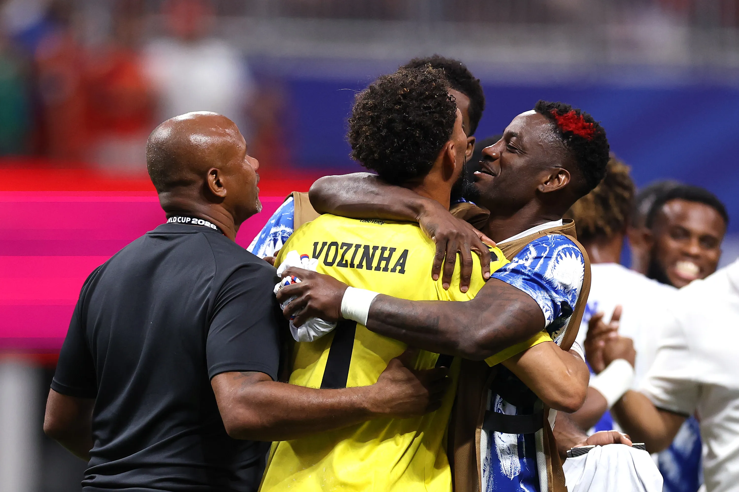 Vozinha comemorando com seus companheiros de Cabo Verde na estreia da Copa. (Photo by Buda Mendes/Getty Images)