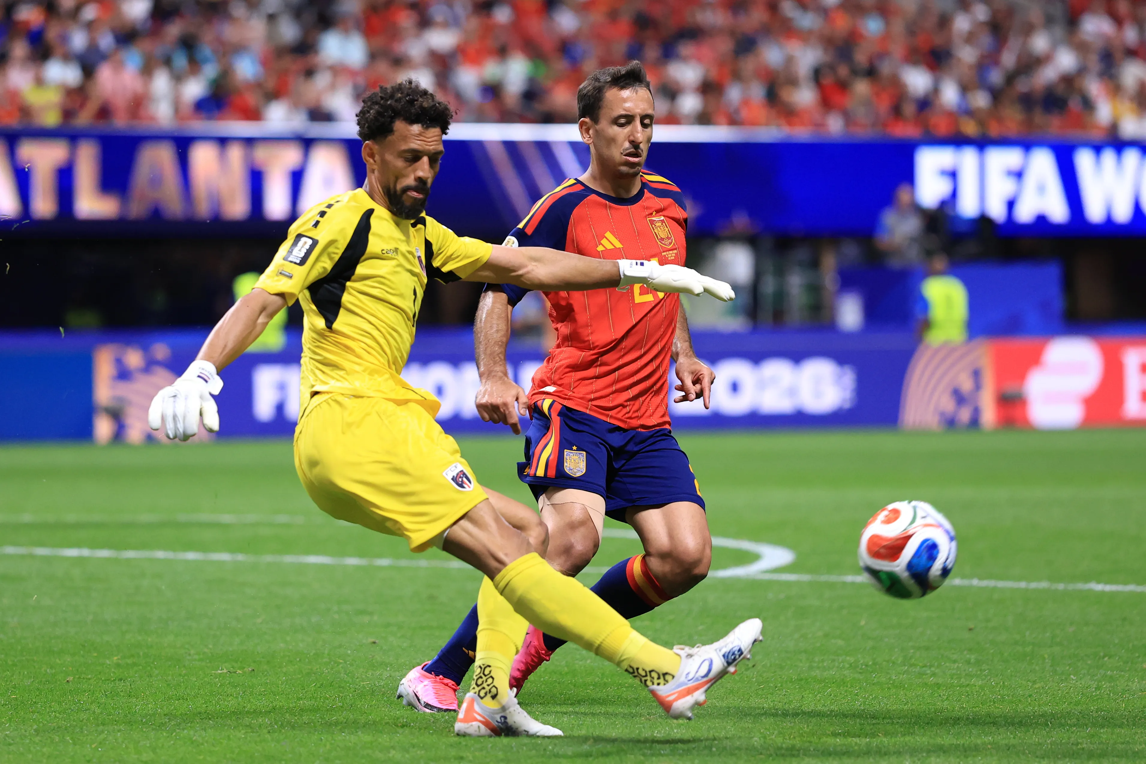Oyazarbal pressiona Vozinha durante Espanha x Cabo Verde – Foto: Buda Mendes/Getty Images.