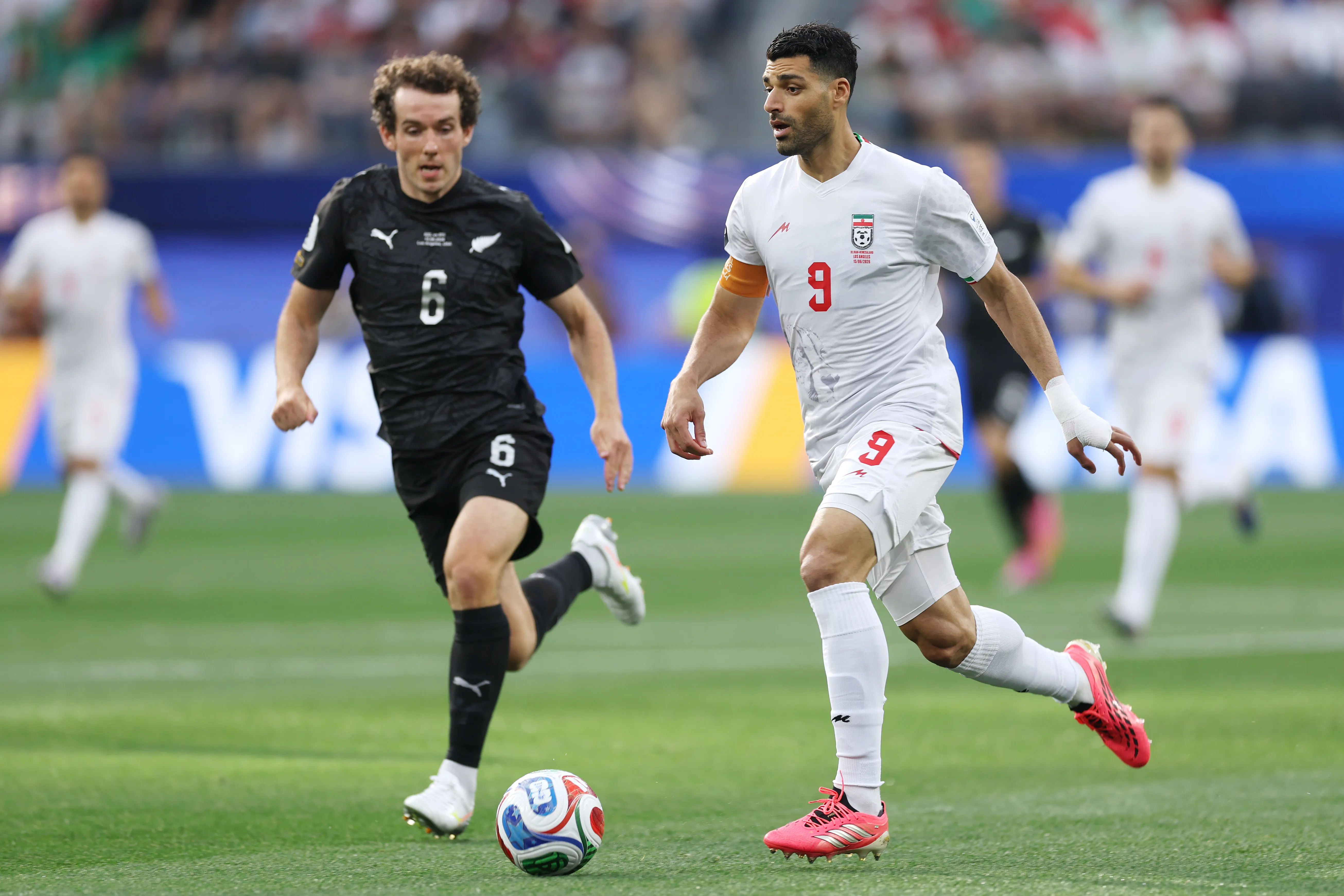 Joe Bell e Mehdi Taremi atuando em Irã e Nova Zelândia – (Photo by Jamie Squire/Getty Images)
