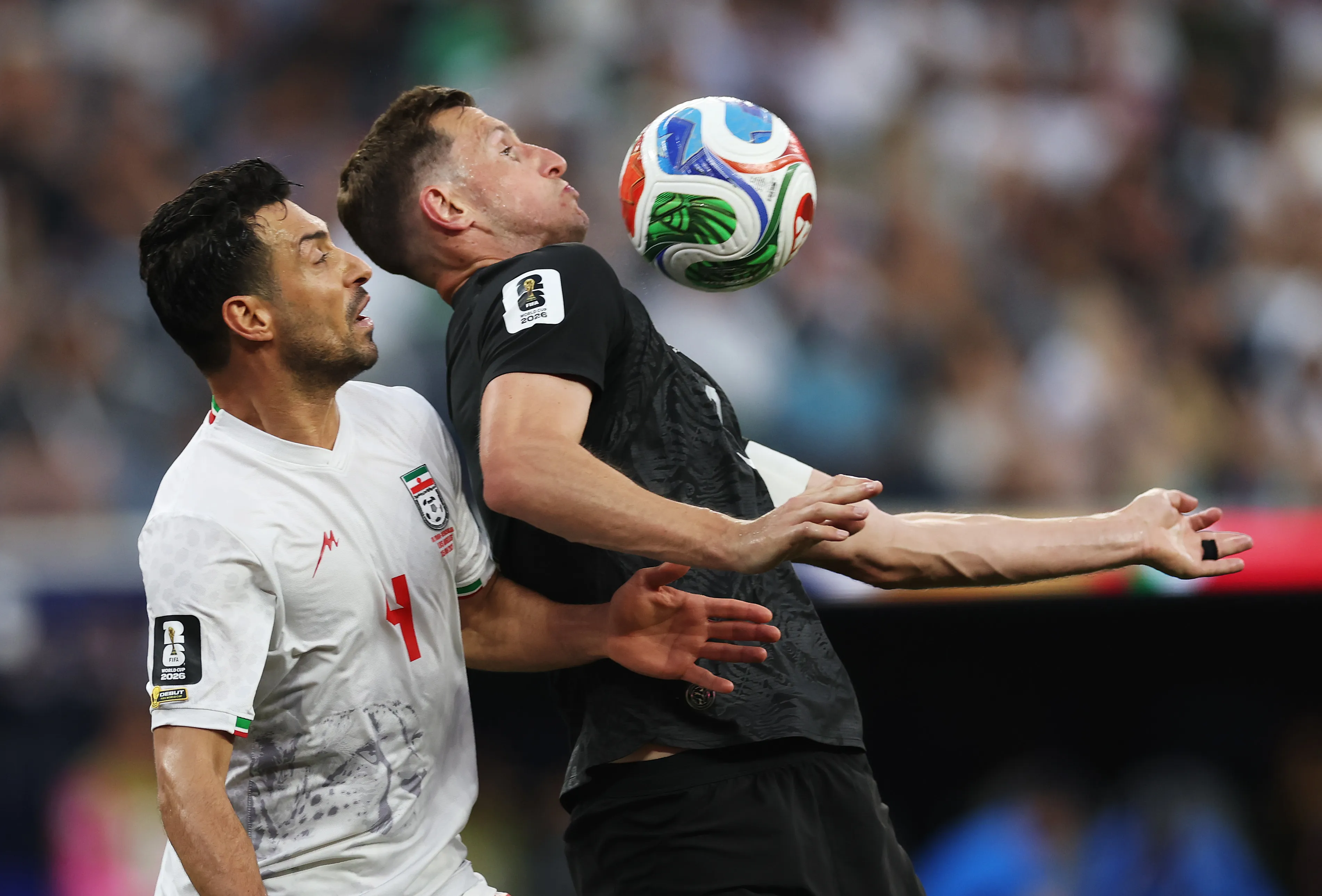 Chris Wood, número 9 da Nova Zelândia, controla a bola contra Shoja Khalilzadeh, número 4 do Irã, durante a partida do Grupo G da Copa do Mundo da FIFA 2026 entre Irã e Nova Zelândia, no Estádio de Los Angeles, em 15 de junho de 2026, em Los Angeles, Califórnia. (Foto de Jamie Squire/Getty Images)