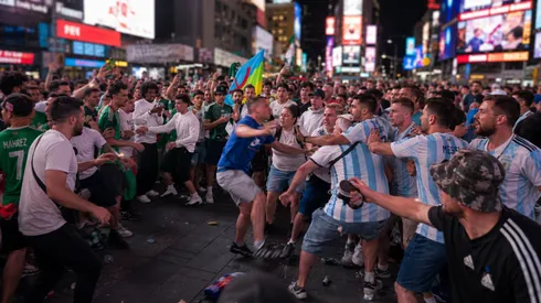 Confronto entre torcedores gera tensão às vésperas de Argentina x Argélia. Foto: Imagem gerada com auxilio de IA por Antenados no Futebol
