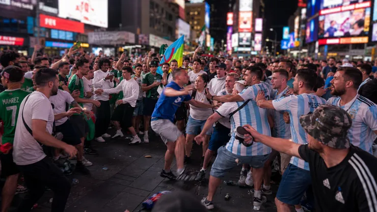Confronto entre torcedores gera tensão às vésperas de Argentina x Argélia. Foto: Imagem gerada com auxilio de IA por Antenados no Futebol