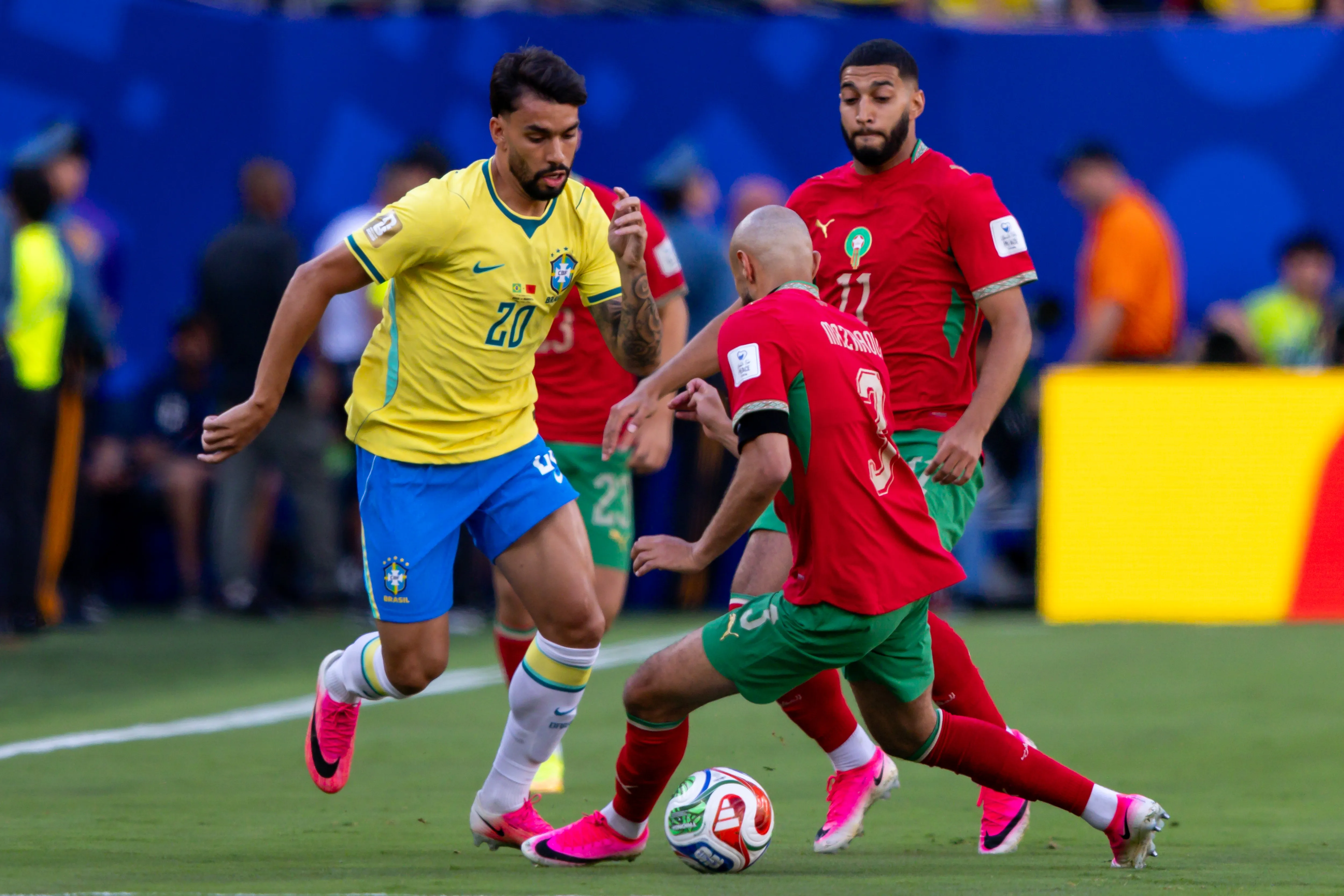 Lucas Paquetá disputa lance com Mazraoui durante partida no estádio MetLife Stadium pela Copa Do Mundo 2026. Foto: Rodolfo Buhrer/AGIF.