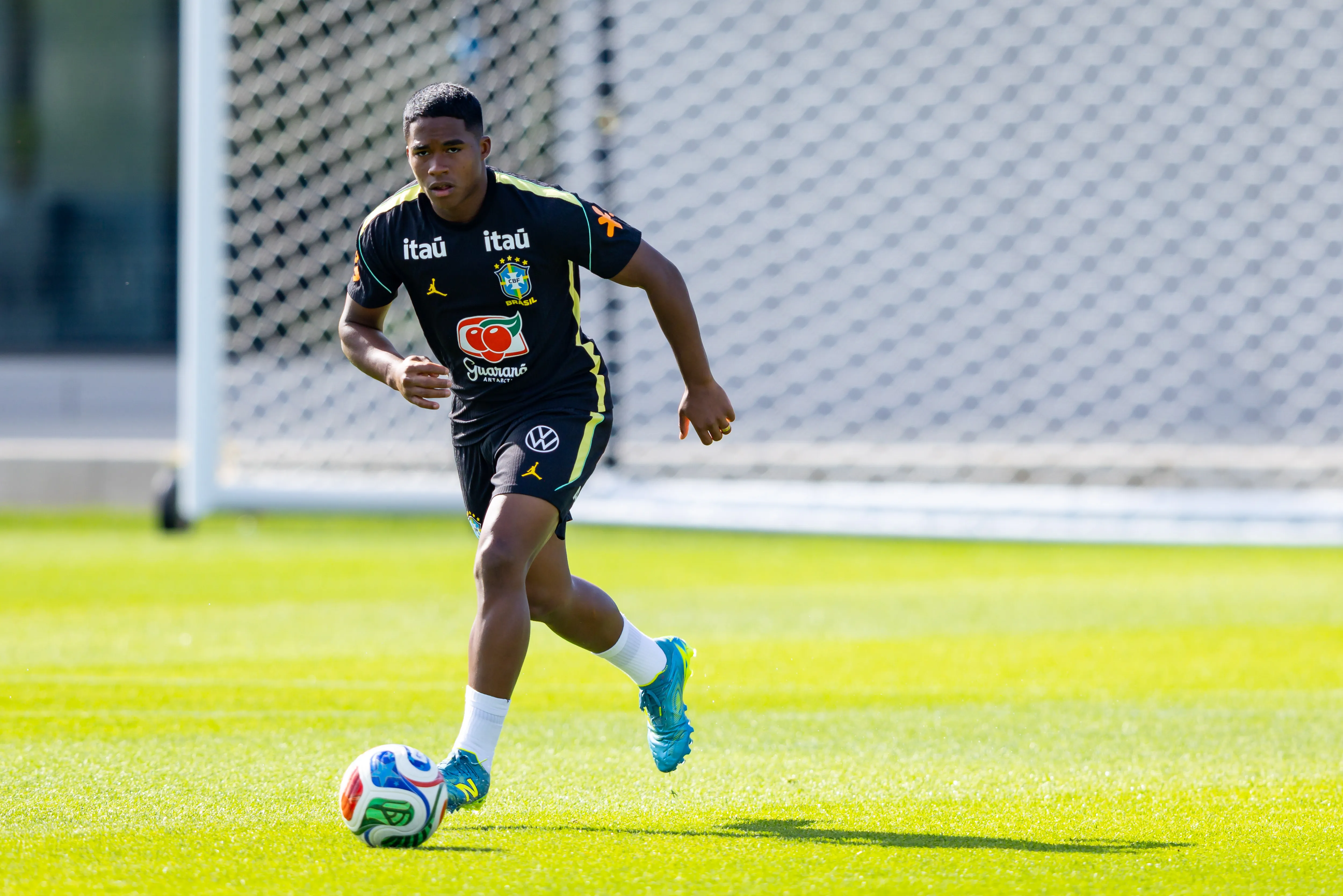 Endrick durante treino no Centro de Treinamento CT Columbia Park. Foto: Rodolfo Buhrer/AGIF