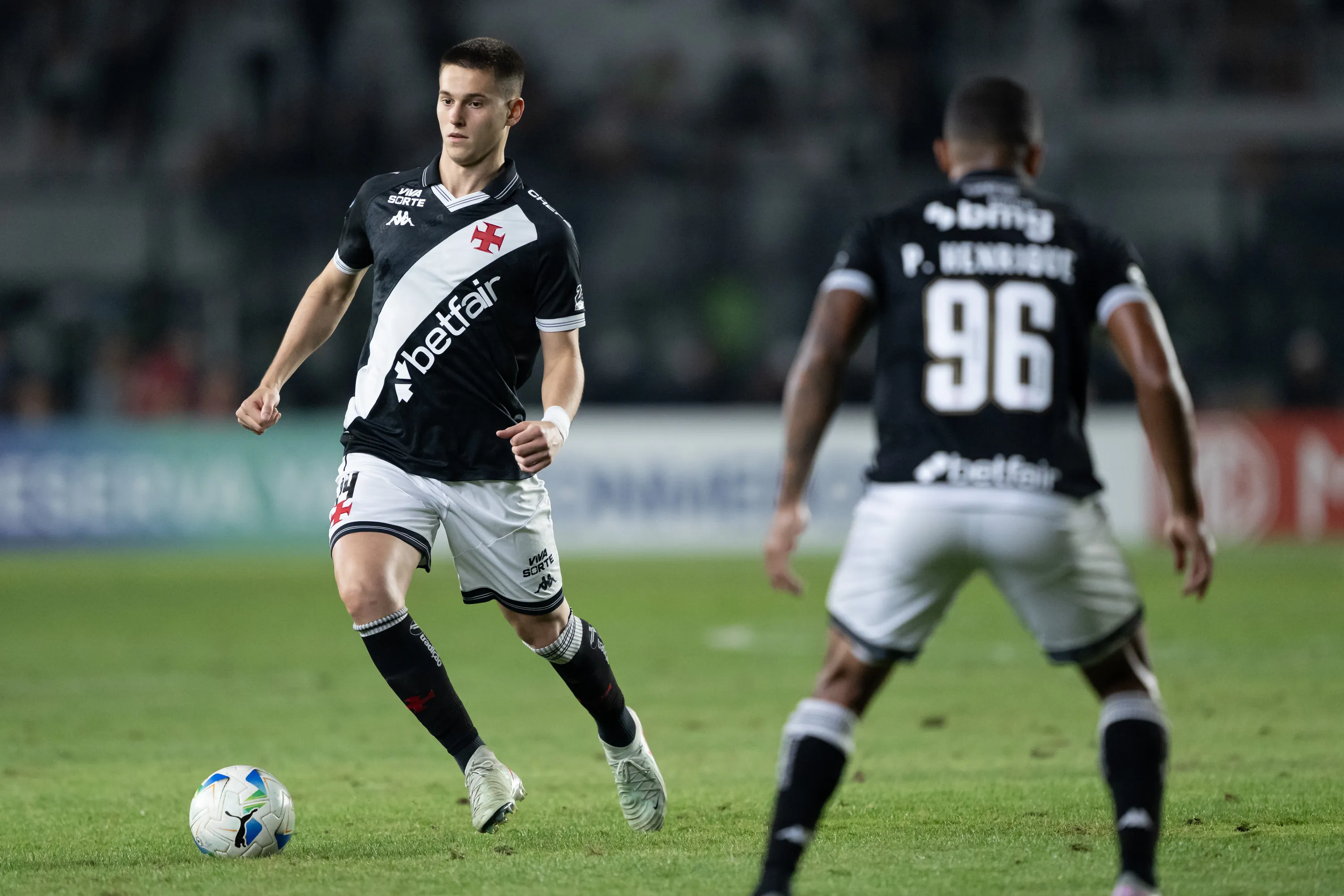 Guilherme Estrella atuando no Vasco em 2025 –  Foto: Jorge Rodrigues/AGIF