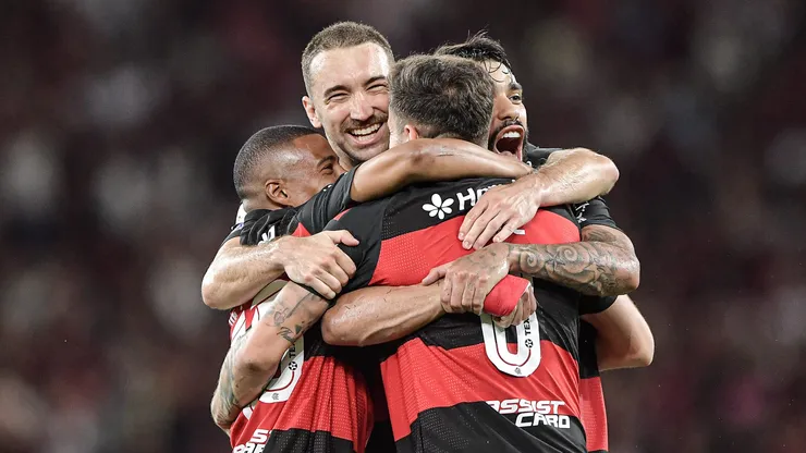 Lucas Paqueta jogador do Flamengo comemora seu gol com jogadores do seu time durante partida contra o Bahia no estadio Maracana pelo campeonato Brasileiro A 2026. Foto: Thiago Ribeiro/AGIF