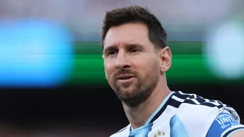 Lionel Messi, camisa 10 da Argentina, é visto antes da partida do Grupo J da Copa do Mundo da FIFA 2026 entre Argentina e Argélia, no Estádio de Kansas City, em 16 de junho de 2026, em Kansas City, Missouri. (Foto de Michael Steele/Getty Images)