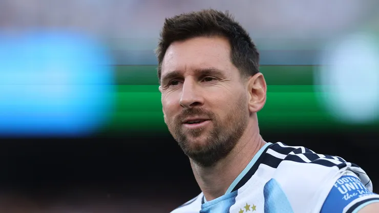 Lionel Messi, camisa 10 da Argentina, é visto antes da partida do Grupo J da Copa do Mundo da FIFA 2026 entre Argentina e Argélia, no Estádio de Kansas City, em 16 de junho de 2026, em Kansas City, Missouri. (Foto de Michael Steele/Getty Images)