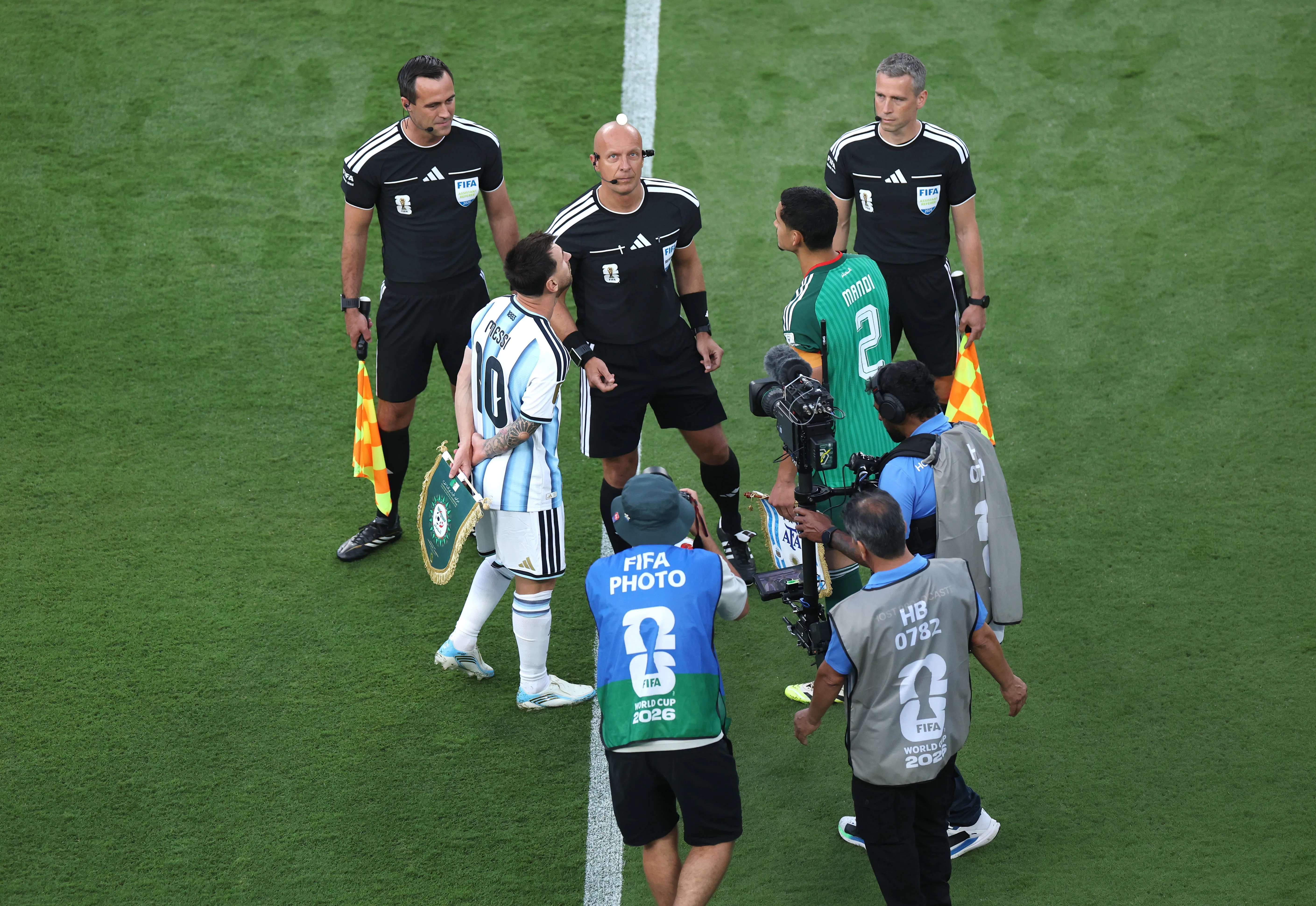 Os capitães Lionel Messi, camisa 10 da Argentina, e Aissa Mandi, camisa 2 da Argélia, participam do sorteio da moeda antes da partida do Grupo J da Copa do Mundo da FIFA 2026 entre Argentina e Argélia, no Estádio de Kansas City, em 16 de junho de 2026, em Kansas City, Missouri. (Foto de Francois Nel/Getty Images)