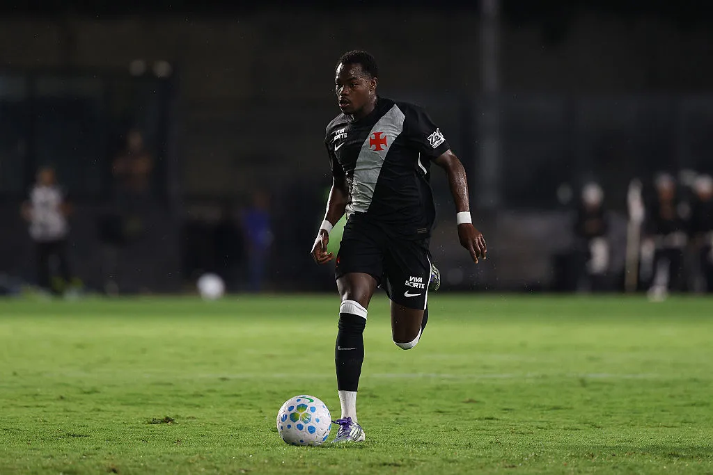 RIO DE JANEIRO, BRAZIL – FEBRUARY 5: Andrés Gómez of Vasco da Gama controls the ball during the match between Vasco and Chapecoense as part of Brasileirao 2026 at Sao Januario Stadium on February 5, 2026 in Rio de Janeiro, Brazil. (Photo by Wagner Meier/Getty Images)