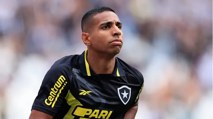 RIO DE JANEIRO, BRAZIL - FEBRUARY 18: Victor Sa of Botafogo looks on during a Campeonato Carioca 2024 match between Botafogo and Vasco Da Gama at Nilton Santos Stadium on February 18, 2024 in Rio de Janeiro, Brazil. (Photo by Buda Mendes/Getty Images)