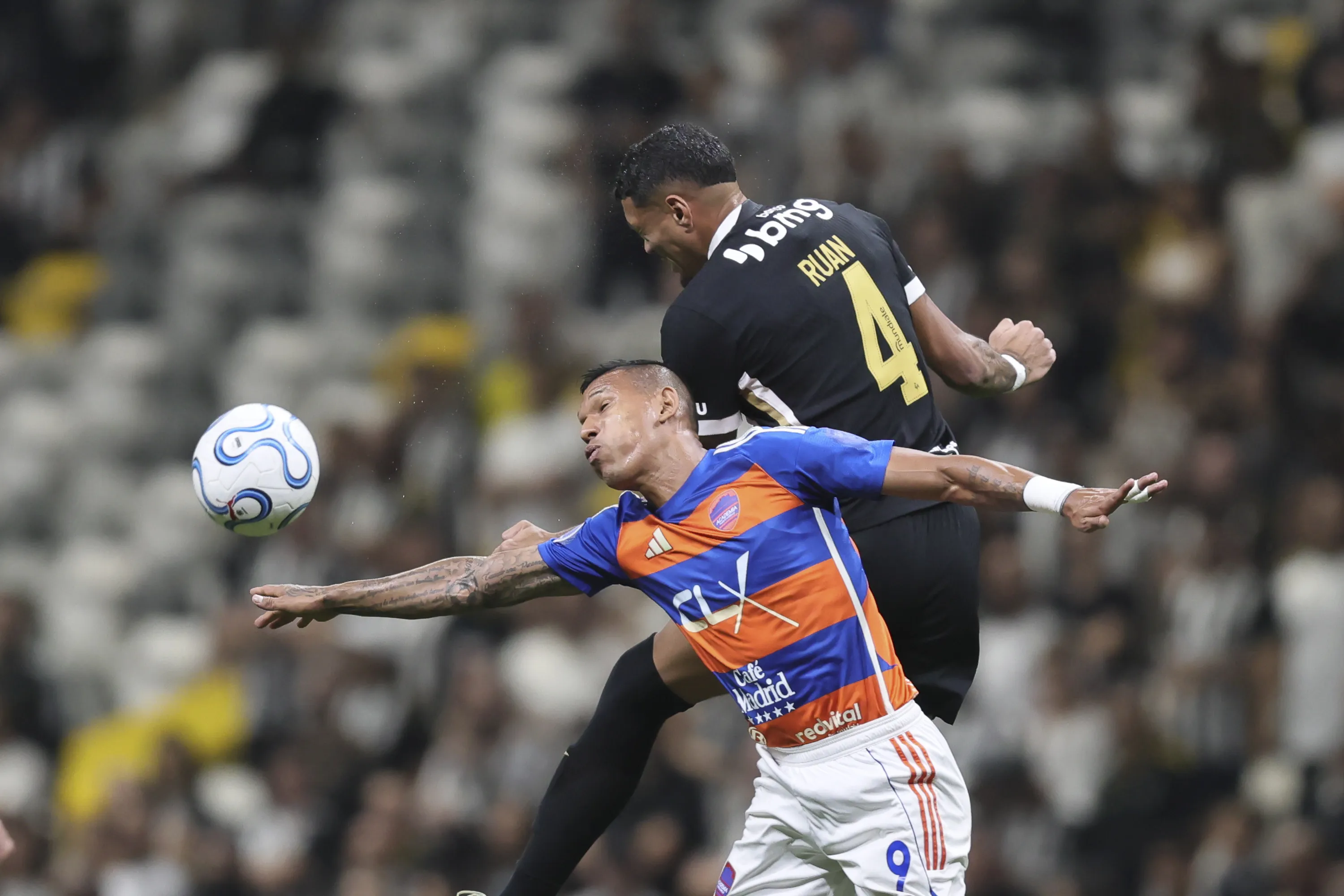 MG – BELO HORIZONTE – 27/05/2026 – COPA SUL-AMERICANA 2026, ATLETICO-MG X PUERTO CABELLO – Ruan jogador do Atletico-MG disputa lance com Ponce jogador do Puerto Cabello durante partida no estadio Arena MRV pelo campeonato Copa Sul-Americana 2026. Foto: Gilson Lobo/AGIF