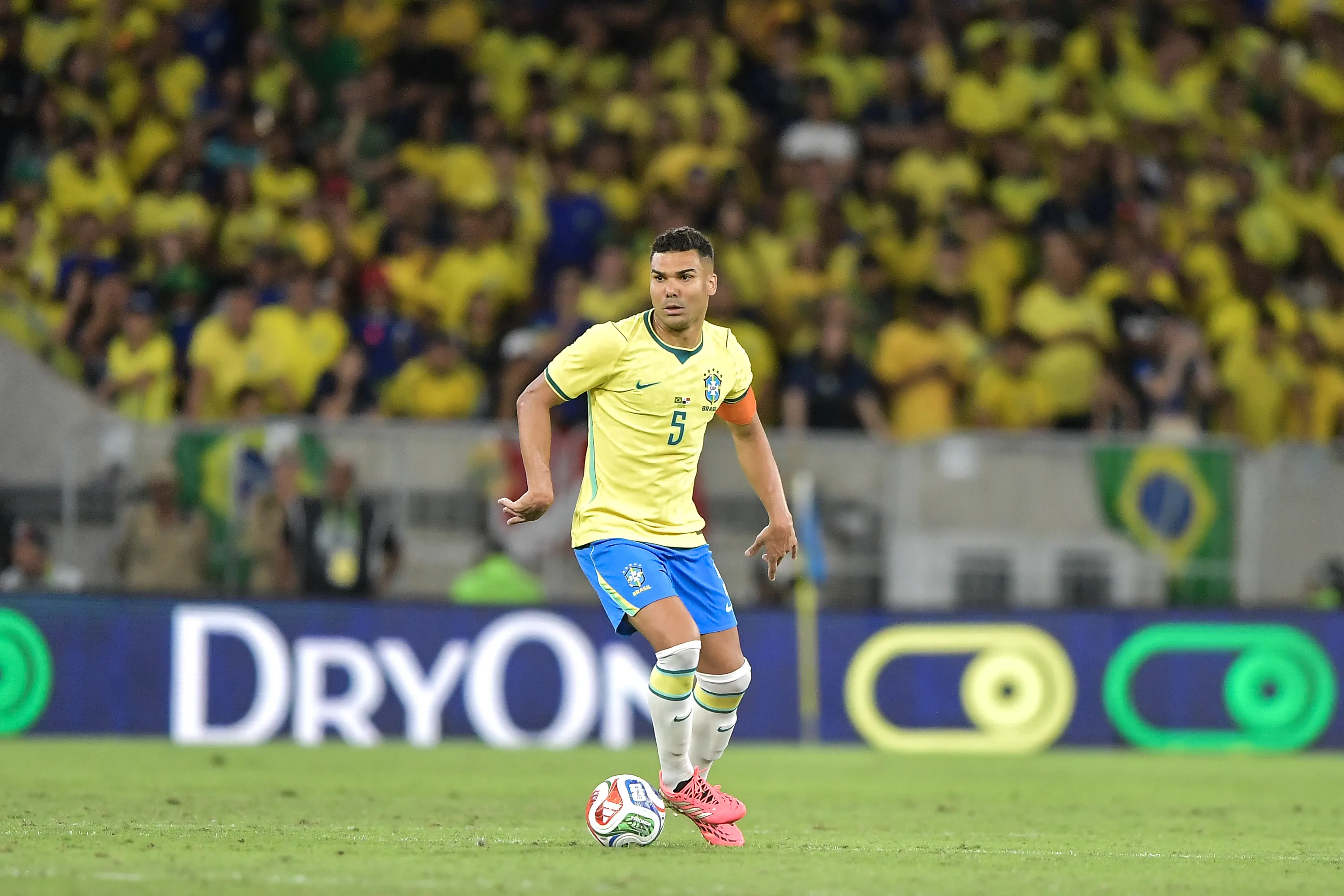 Casemiro atuando na Seleção Brasileira – Foto: Thiago Ribeiro/AGIF