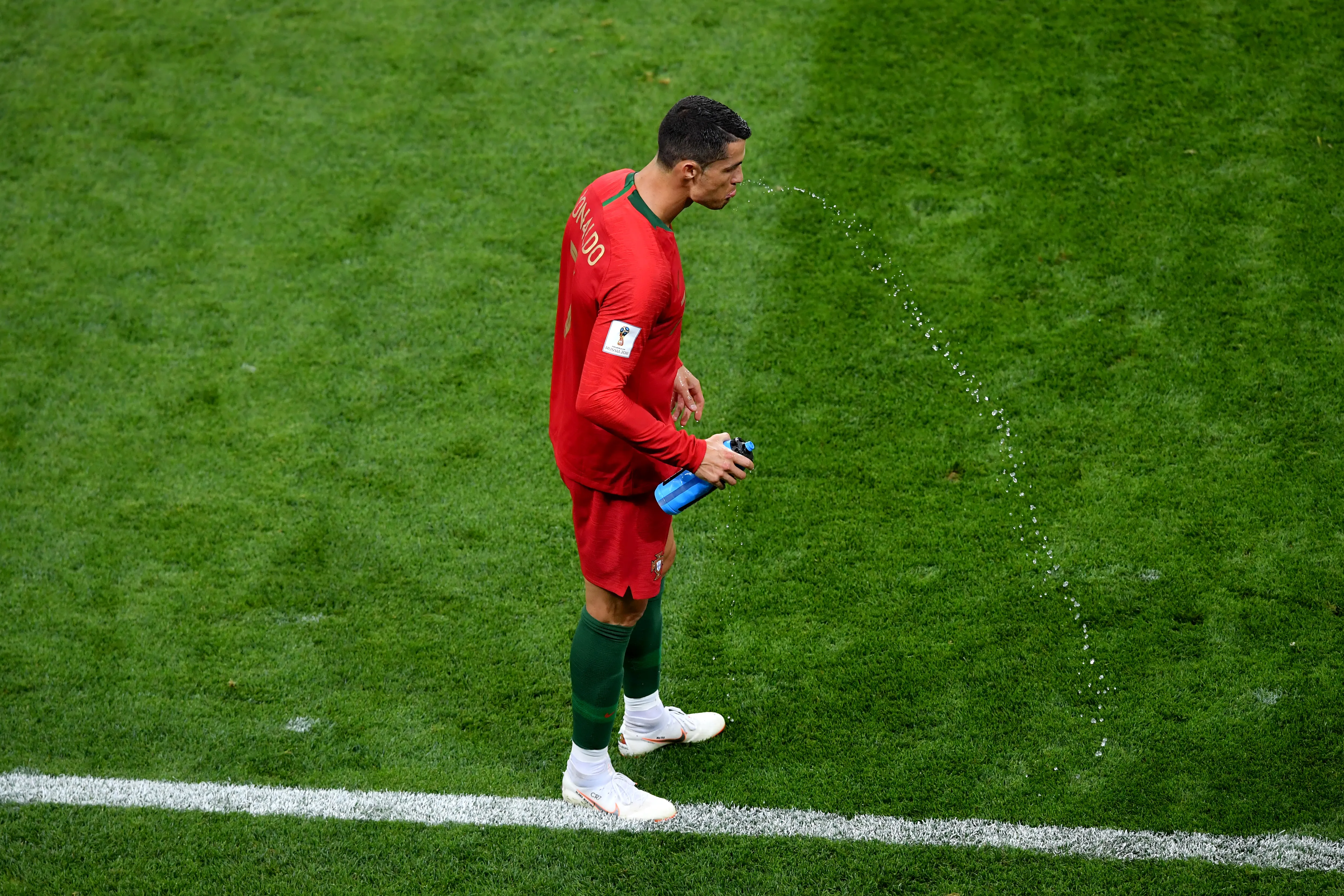 Cristiano Ronaldo adotou um protocolo de cuspir água antes de entrar em campo – Foto: Hector Vivas/Getty Images.